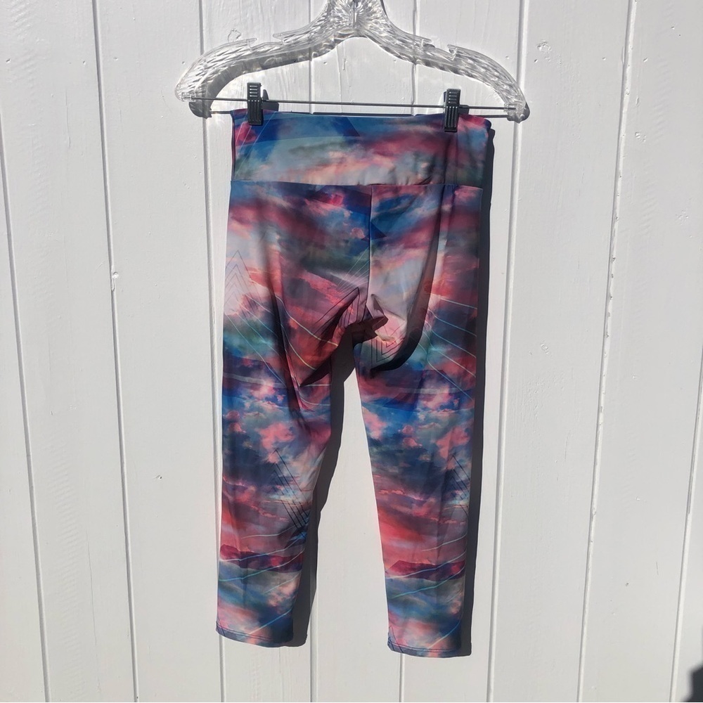 Onzie Truth Pink and Blue Clouds Geometrical accent Capri Leggings - Picture 4 of 6